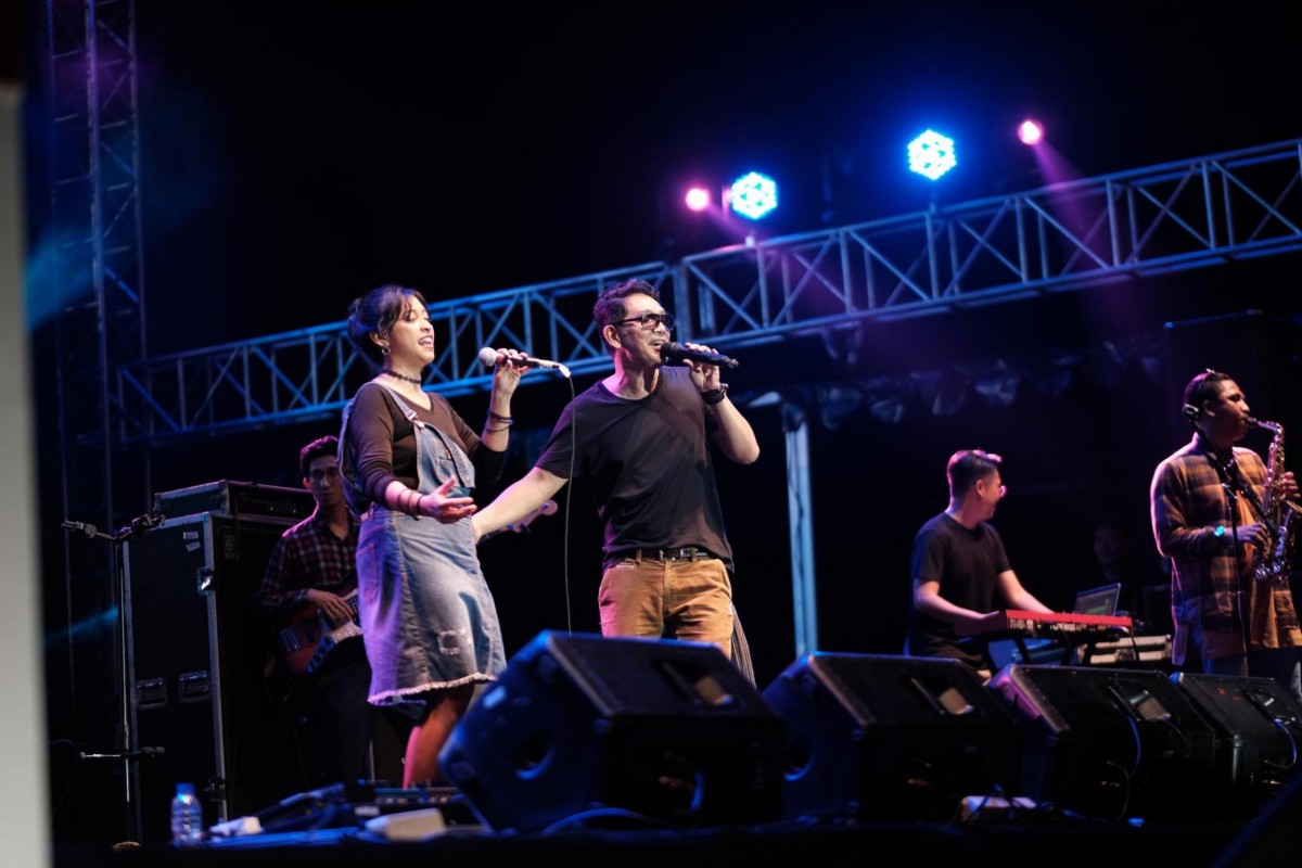 Puspalia dan Eki Puradireja sedang bernyanyi di MLDSPOT Stage The 90s Festival 2019
